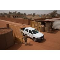 Entrée de la zone vie du détachement Air de la base aérienne de Niamey, au Niger.