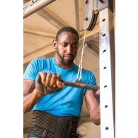 Un soldat fait sa séance de renforcement musculaire dans la salle de sport de Niamey, au Niger.