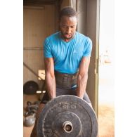 Un soldat fait sa séance de renforcement musculaire dans la salle de sport de Niamey, au Niger.