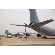 Un avion Boeing C-135FR Stratotanker stationne aux côtés d'un avion Transall C-160 sur la base aérienne de Niamey, au Niger.