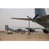 Un avion Boeing C-135FR Stratotanker stationne aux côtés d'un avion Transall C-160 sur la base aérienne de Niamey, au Niger.