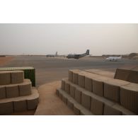 Un avion Boeing C-135FR Stratotanker stationne aux côtés d'un avion Transall C-160 et d'un avion Beechcraft 1900D sur la base aérienne de Niamey, au Niger.