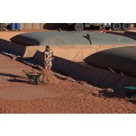 Un soldat du Service des essences des armées (SEA) consolide les cuves accueillant les bacs souple carburant à Madama, au Niger.