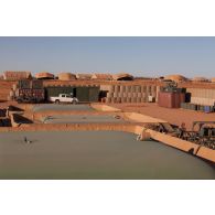 Vue du dépôt du Service des essences des armées (SEA) de la base avancée temporaire (BAT) de Madama, au Niger.