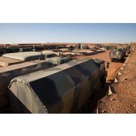 Vue du dépôt du Service des essences des armées (SEA) de la base avancée temporaire (BAT) de Madama, au Niger.