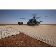 Avitaillement d'un hélicoptère Caracal EC-725 par un camion-citerne polyvalent de 10m3 du Service des essences des armées (SEA) sur la base avancée temporaire (BAT) de Madama, au Niger.