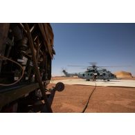 Avitaillement d'un hélicoptère Caracal EC-725 par un camion-citerne polyvalent de 10m3 du Service des essences des armées (SEA) sur la base avancée temporaire (BAT) de Madama, au Niger.