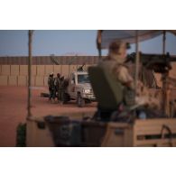 Des militaires nigériens partent en mission aux côtés des soldats français à bord de leur pick-up à Madama, au Niger.