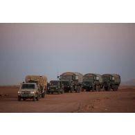 Des camions GBC-180 progressent en convoi sur la piste de Madama, au Niger.