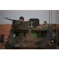 Des soldats du 501e régiment de chars de combat (RCC) progressent à bord de leur véhicule de l'avant blindé (VAB) sur la piste de Madama, au Niger.