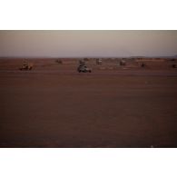 Des soldats nigériens sécurisent un convoi à bord de leur pick-up au départ de la base avancée temporaire (BAT) de Madama, au Niger.