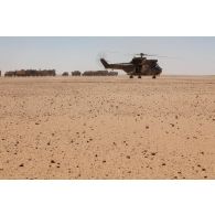 Un hélicoptère Puma SA-330B stationne pour une évacuation sanitaire sur la piste de Madama, au Niger.