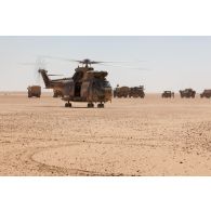 Un hélicoptère Puma SA-330B stationne pour une évacuation sanitaire sur la piste de Madama, au Niger.