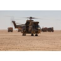 Un hélicoptère Puma SA-330B stationne pour une évacuation sanitaire sur la piste de Madama, au Niger.