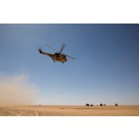 Un hélicoptère Puma SA-330B décolle pour une évacuation sanitaire sur la piste de Madama, au Niger.