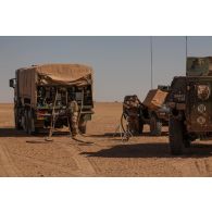 Ravitaillement en carburant des blindés du 501e régiment de chars de combat (RCC) par un camion-citerne polyvalent de 10m3 (CCP 10) du Service des essences des armées (SEA) à Madama, au Niger.