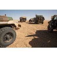 Ravitaillement en carburant des blindés du 501e régiment de chars de combat (RCC) par un camion-citerne polyvalent de 10m3 (CCP 10) du Service des essences des armées (SEA) à Madama, au Niger.