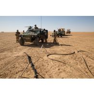 Un soldat du Service des essences des armées (SEA) ravitaille un véhicule blindé léger (VBL) du 501e régiment de chars de combat (RCC) en carburant à Madama, au Niger.