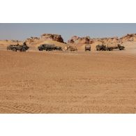 Montage d'un poste de commandement tactique (PC TAC) par les soldats du 501e régiment de chars de combat (RCC) sur le plateau du Djado à Madama, au Niger.