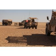 Ravitaillement en carburant des véhicules du 501e régiment de chars de combat (RCC) par un camion-citerne polyvalent de 10m3 (CCP 10) du Service des essences des armées (SEA) à Madama, au Niger.