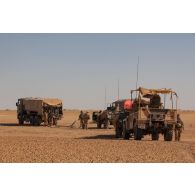 Ravitaillement en carburant des véhicules du 501e régiment de chars de combat (RCC) par un camion-citerne polyvalent de 10m3 (CCP 10) du Service des essences des armées (SEA) à Madama, au Niger.