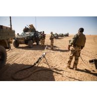 Des soldats du Service des essences des armées (SEA) ravitaillent des véhicules blindés légers (VBL) du 501e régiment de chars de combat (RCC) en carburant à Madama, au Niger.