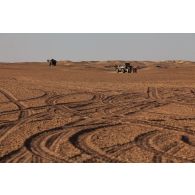 Un véhicule de l'avant blindé sanitaire (VABSAN) intervient pour une évacuation sanitaire à Madama, au Niger.