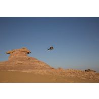 Un hélicoptère Puma SA-330B survole le plateau du Djado à Madama, au Niger.