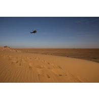 Un hélicoptère Puma SA-330B survole la piste de Madama, au Niger.