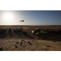 Un hélicoptère Puma SA-330B intervient pour une évacuation sanitaire sur la zone d'un poste de commandement tactique (PCTAC) sur le plateau du Djado à Madama, au Niger.