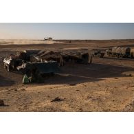 Un hélicoptère Puma SA-330B intervient pour une évacuation sanitaire sur la zone d'un poste de commandement tactique (PCTAC) sur le plateau du Djado à Madama, au Niger.