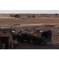 Un hélicoptère Puma SA-330B intervient pour une évacuation sanitaire sur la zone d'un poste de commandement tactique (PCTAC) sur le plateau du Djado à Madama, au Niger.