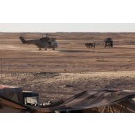 Un hélicoptère Puma SA-330B intervient pour une évacuation sanitaire sur la zone d'un poste de commandement tactique (PCTAC) sur le plateau du Djado à Madama, au Niger.