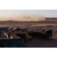 Un hélicoptère Puma SA-330B intervient pour une évacuation sanitaire sur la zone d'un poste de commandement tactique (PCTAC) sur le plateau du Djado à Madama, au Niger.