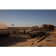 Un hélicoptère Puma SA-330B intervient pour une évacuation sanitaire sur la zone d'un poste de commandement tactique (PCTAC) sur le plateau du Djado à Madama, au Niger.