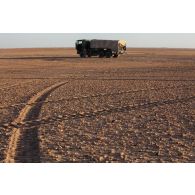 Un camion-citerne polyvalent de 10M3 (CCP 10) du Service des essences des armées (SEA) stationne sur la piste de Madama, au Niger.