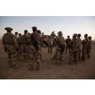 L'adjudant Fabrice du 501e régiment de chars de combat (RCC) dirige un briefing auprès des soldats de son peloton pour passer la nuit sur la piste de Madama, au Niger.<br>