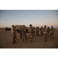 L'adjudant Fabrice du 501e régiment de chars de combat (RCC) dirige un briefing auprès des soldats de son peloton pour passer la nuit sur la piste de Madama, au Niger.<br>