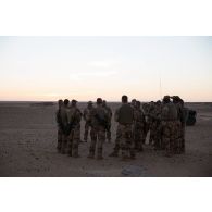 L'adjudant Fabrice du 501e régiment de chars de combat (RCC) dirige un briefing auprès des soldats de son peloton pour passer la nuit sur la piste de Madama, au Niger.<br>