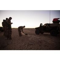 L'adjudant Fabrice du 501e régiment de chars de combat (RCC) dirige un briefing auprès des soldats de son peloton pour passer la nuit sur la piste de Madama, au Niger.<br>