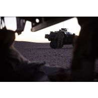 L'adjudant Fabrice du 501e régiment de chars de combat (RCC) dirige un briefing auprès des soldats de son peloton pour passer la nuit sur la piste de Madama, au Niger.<br>