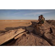 Le brigadier-chef Nicolas du Service des essences des armées (SEA) monte la garde sur le plateau du Djado à Madama, au Niger.