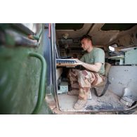 Le lieutenant Nicolas du Service des essences des armées (SEA) travaille à l'arrière de son véhicule de l'avant blindé (VAB) à Madama, au Niger.