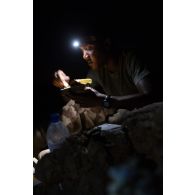 Le brigadier-chef Jean du Service des essences des armées (SEA) mange sa ration de combat en bivouac à Madama, au Niger.