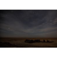 Vue nocturne du poste de commandement tactique (PCTAC) du 501e régiment de chars de combat (RCC) et du Service des essences des armées (SEA) sur le plateau du Djado à Madama, au Niger.