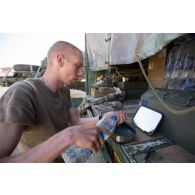 Le maréchal des logis Dimitri de l'équipe maintenance du Service des essences des armées (SEA) prépare son nécessaire de rasage en bivouac à Madama, au Niger.