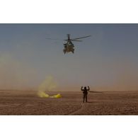 Un guideur aérien tactique avancé (JTAC) guide le poser d'un hélicoptère Caracal EC-725 sur la piste de Madama, au Niger.