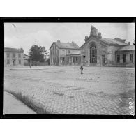 Soissons, la gare au fond à gauche. Auto équipage télégraphique allemand. [légende d'origine]