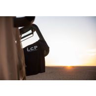 Un t-shirt LCP est posé sur la portière d'un véhicule de l'avant blindé (VAB) sur la piste de Madama, au Niger.