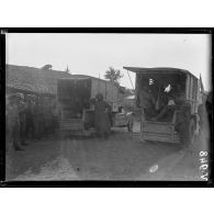 Ambulance alpine n°6 au moulin de Malovü. Départ de blessés et fiévreux pour Salonique. [légende d'origine]